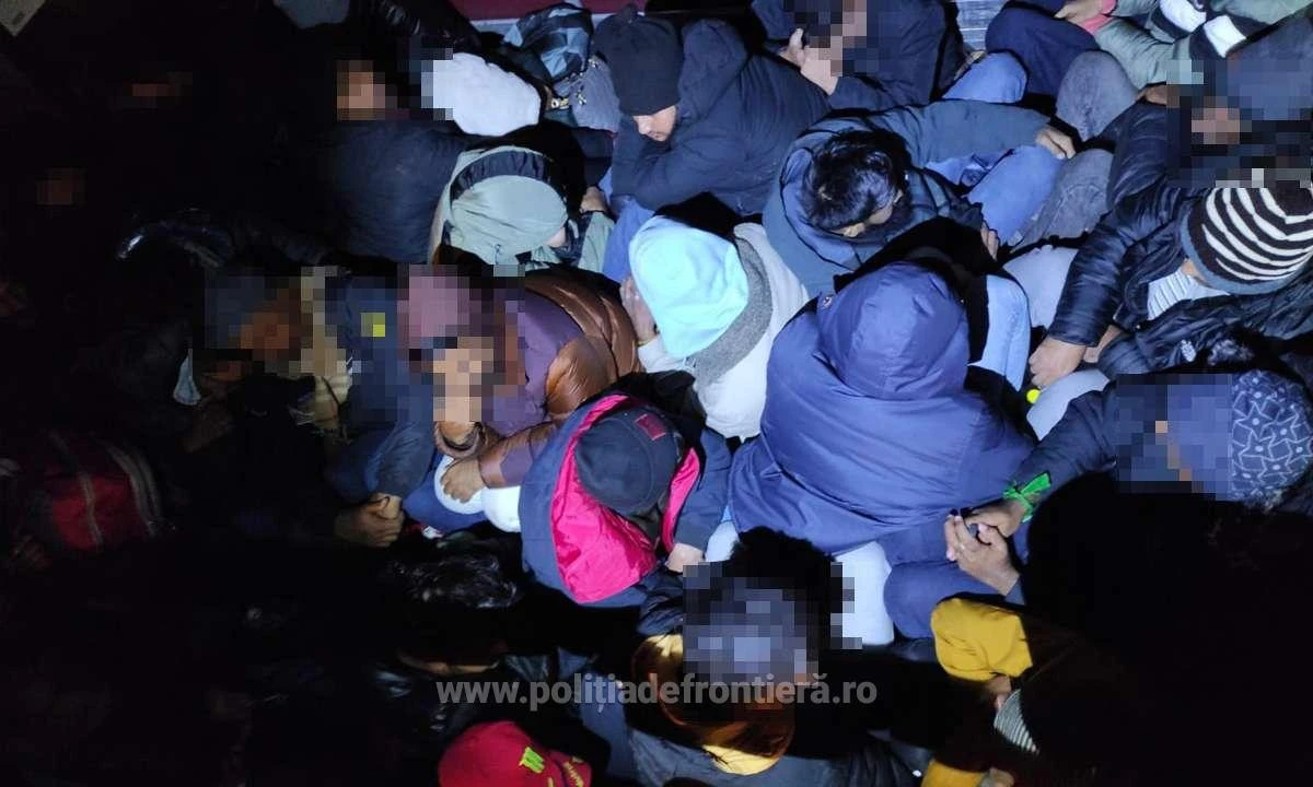 57 de refugiați, depistați ascunși în două TIR-uri şi vagonul unui tren de marfă, la granița cu Ungaria