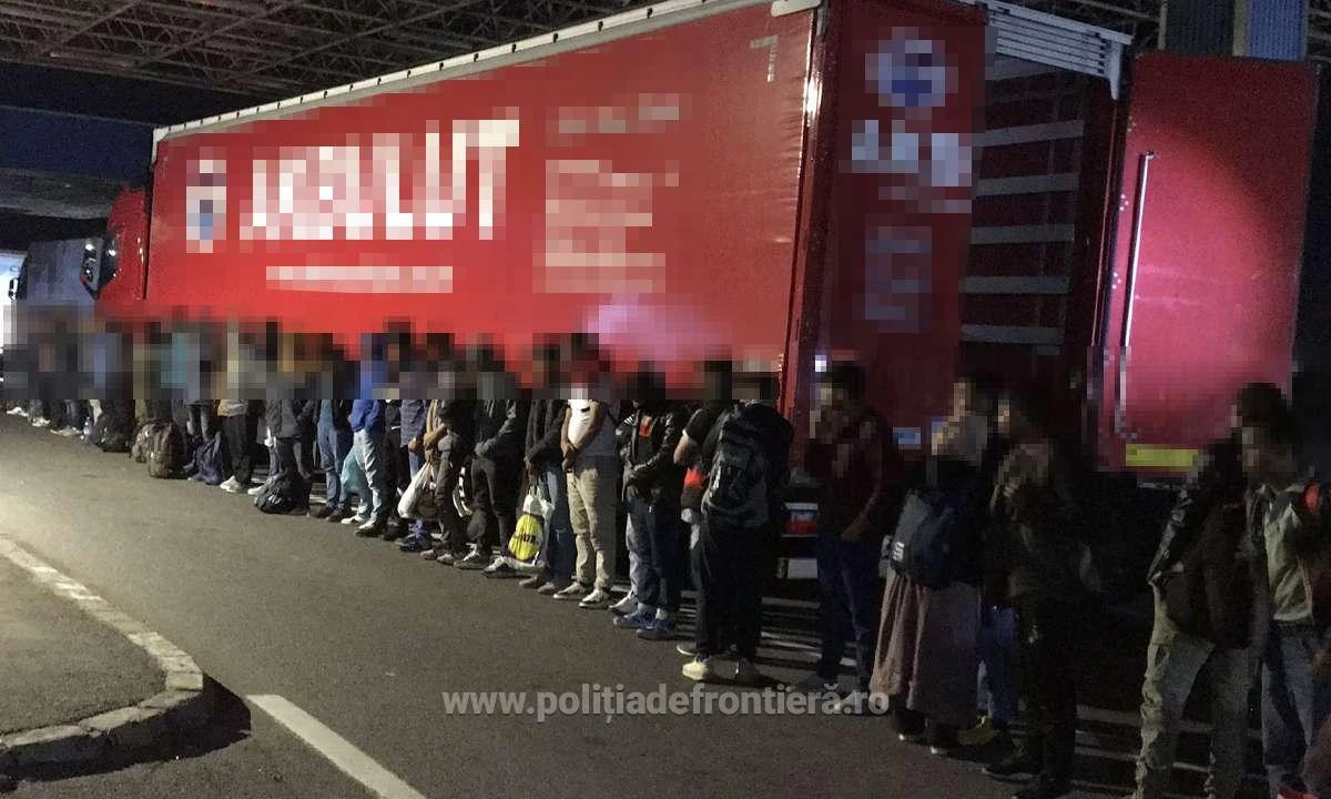 66 de refugiați au încercat să treacă granița ascunși în două automarfare şi pe la “frontiera verde”
