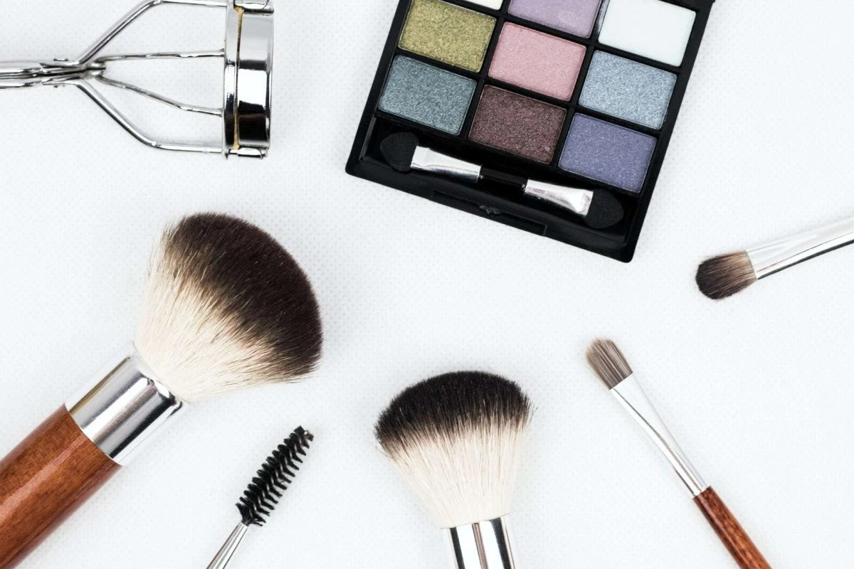 7 pași de urmat în alegerea unui curs de make-up