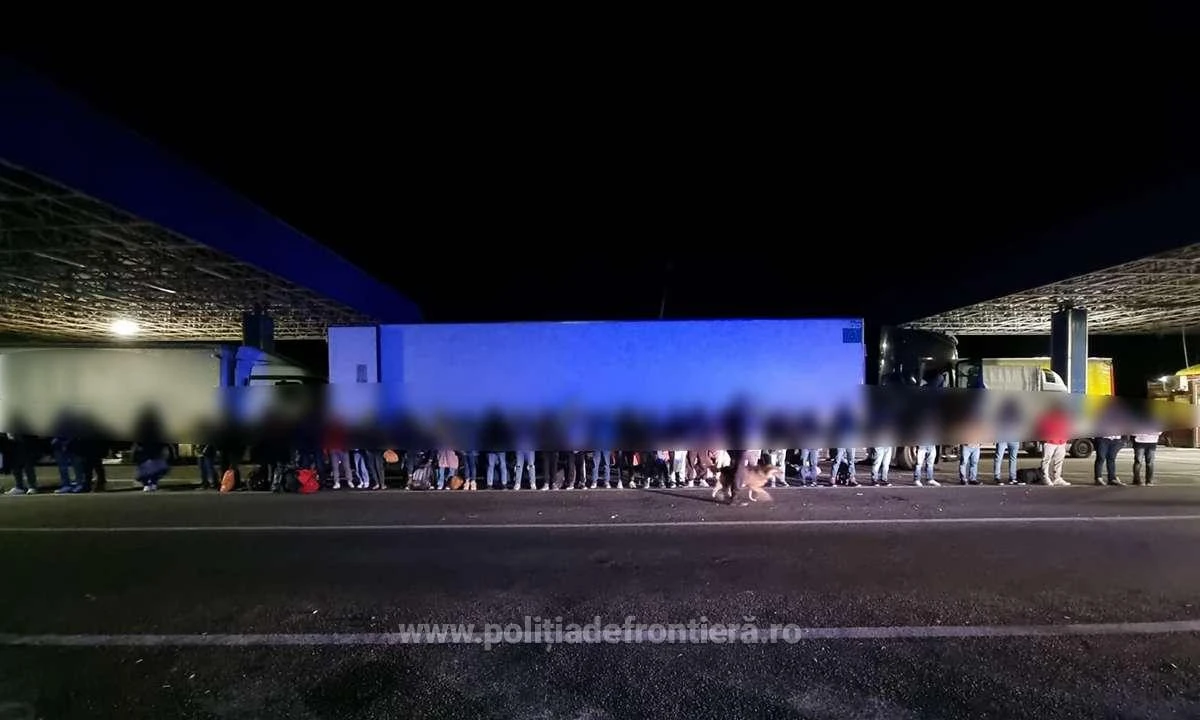 72 de cetăţeni străini, depistați la PTF Nădlac II, ascunşi în trei TIR-uri