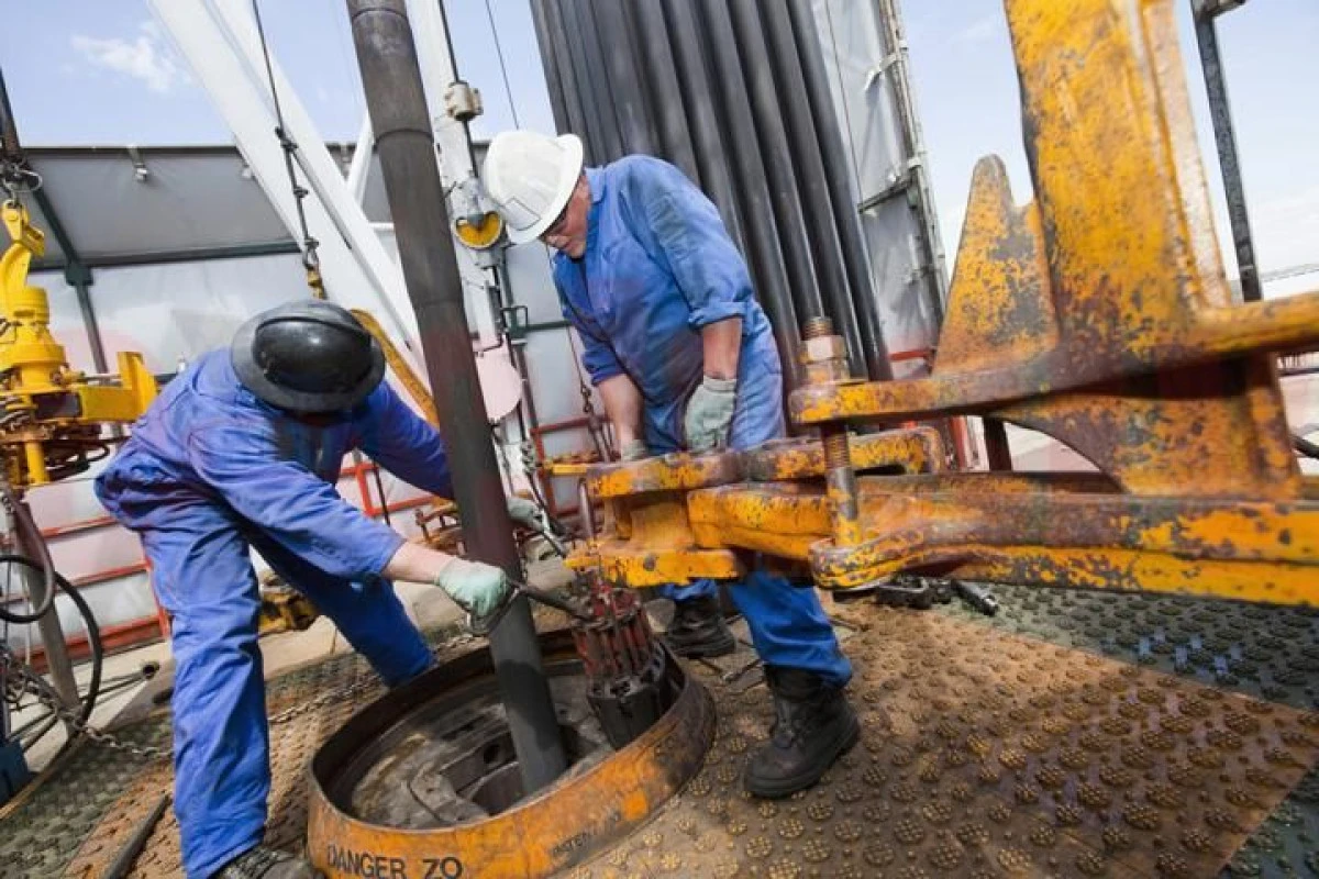8 SEPTEMBRIE - ZIUA PETROLISTULUI