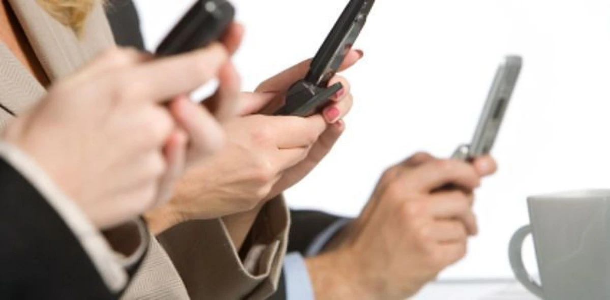 95% dintre români nu ies din casă fără telefon