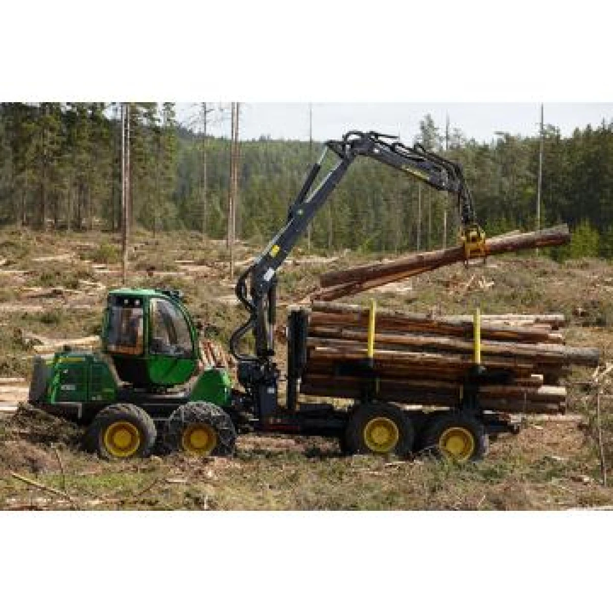 A distrus gardul unui imobil cu un utilaj forestier