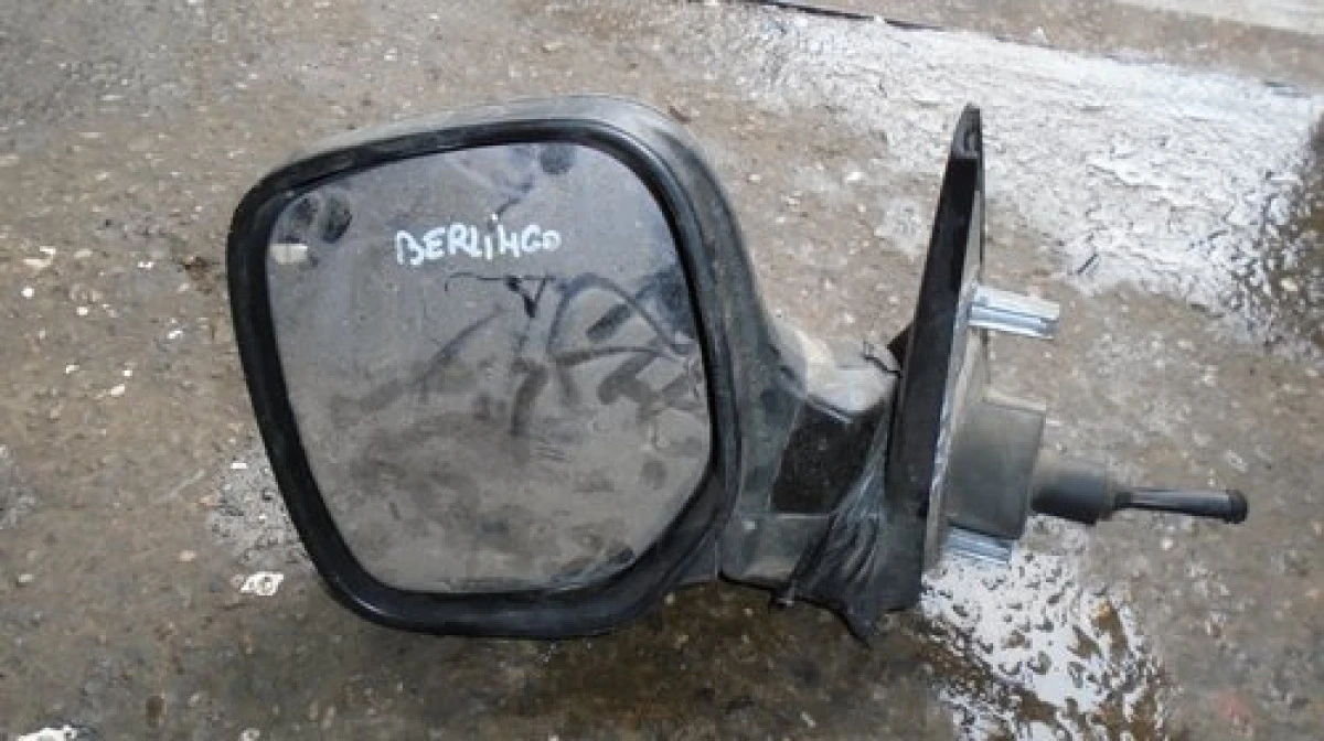 A distrus oglinda unui autoturism
