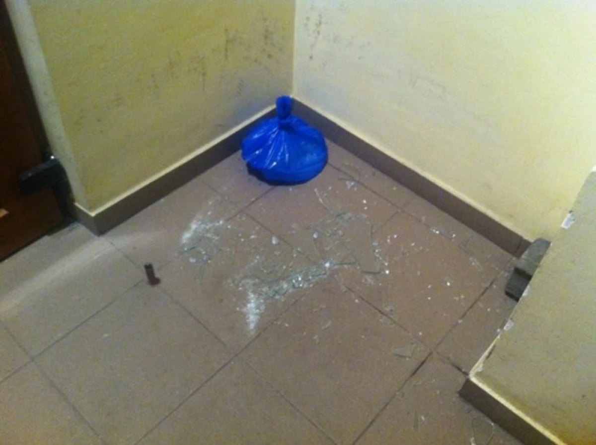 A distrus ușa unui bloc de pe Moșoiu