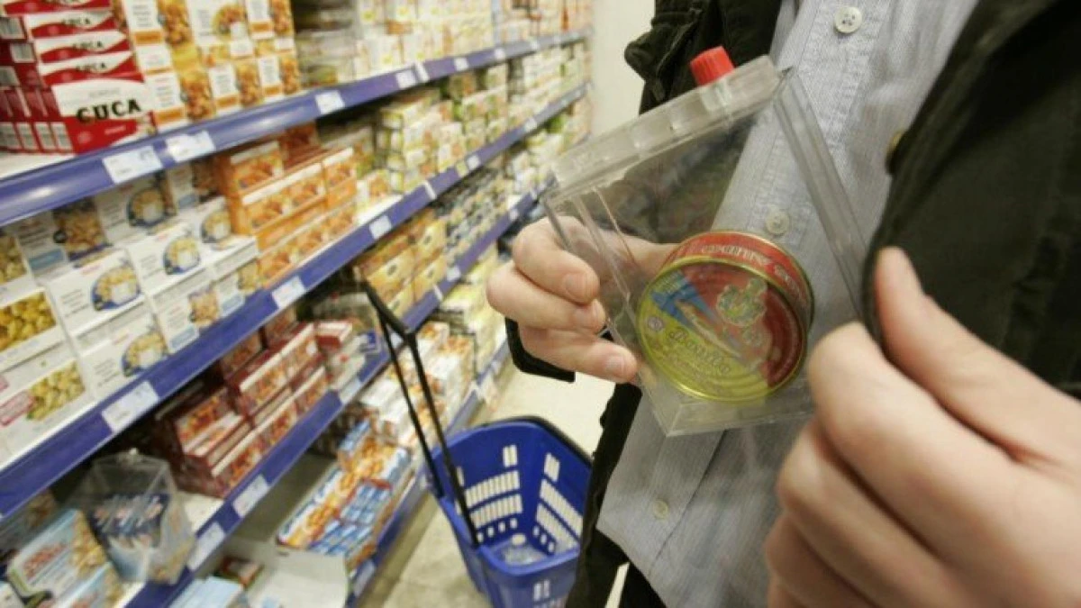 A furat conserve de pește de peste 1.000 de lei