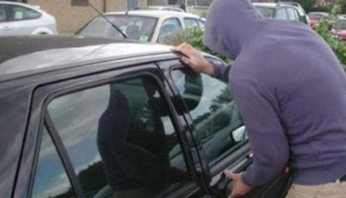 A furat o mașină pe care a condus-o beat și  fără permis