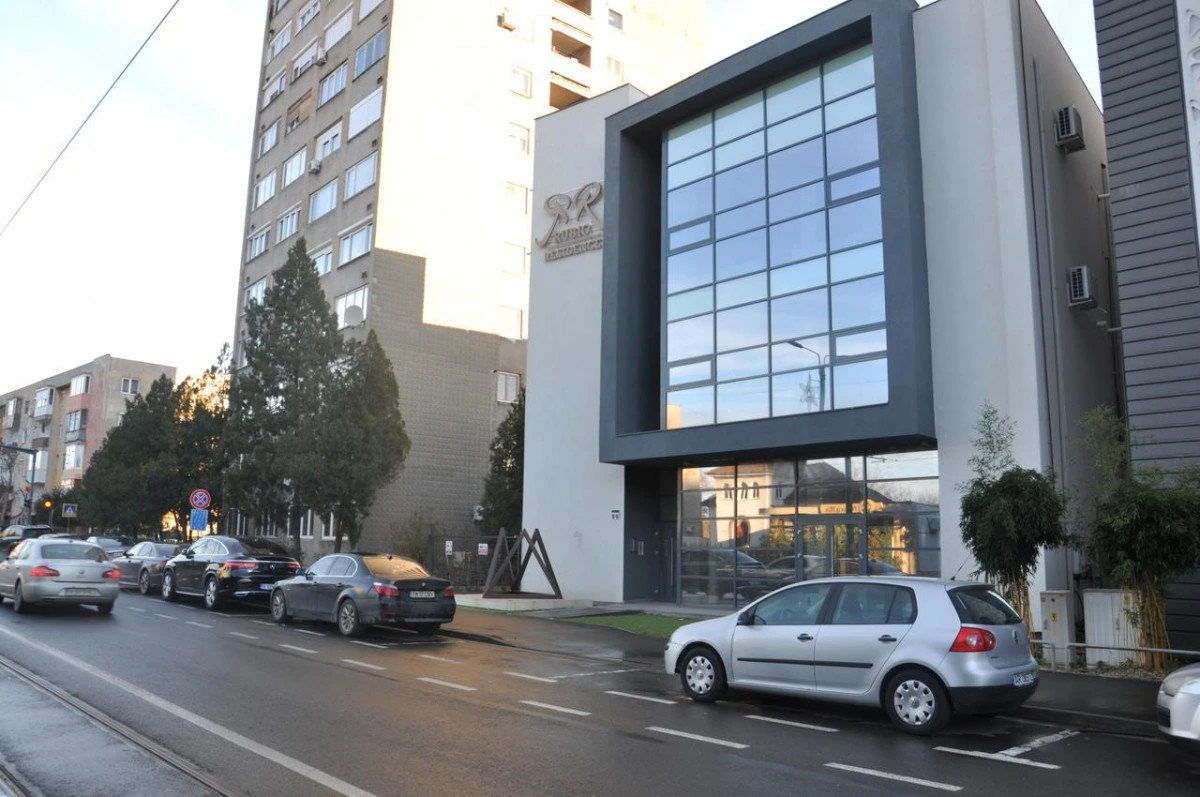 A furat tabla cu reclama, de pe Romanilor