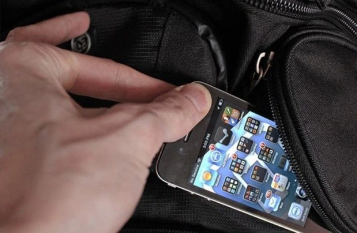 A FURAT UN TELEFON MOBIL DINTR-UN SALON DE COAFURA