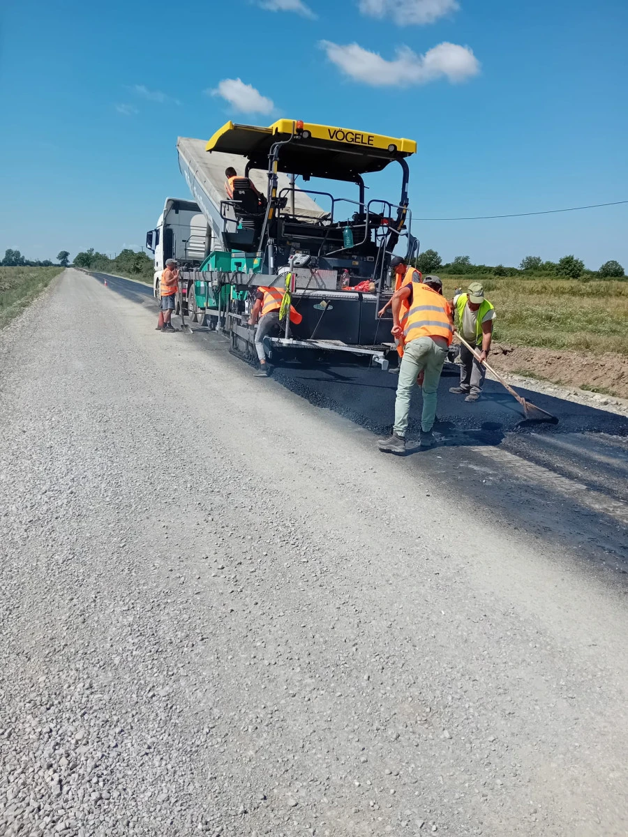 A început așternerea asfaltului pe drumul Seleuș-Șicula