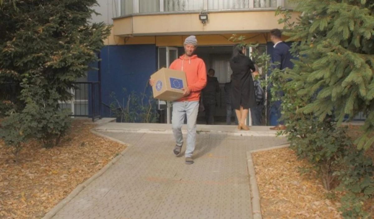 A început distribuirea pachetelor cu 25 de kilograme de alimente