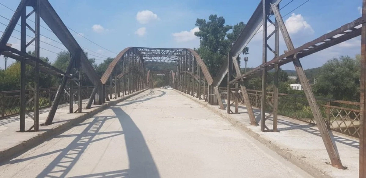 A început reabilitarea podului vechi din Lipova, închis în urmă cu 20 de ani