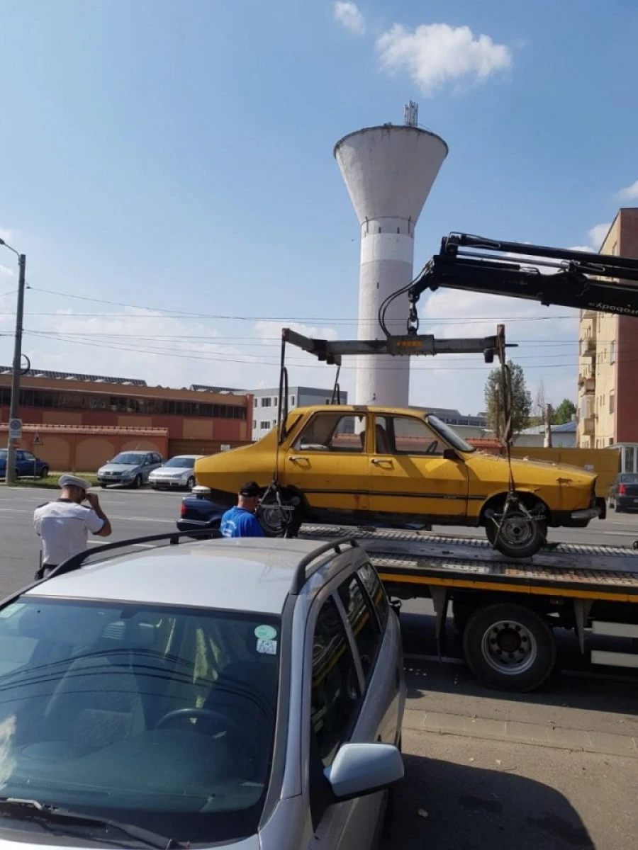 A început ridicarea maşinilor abandonate