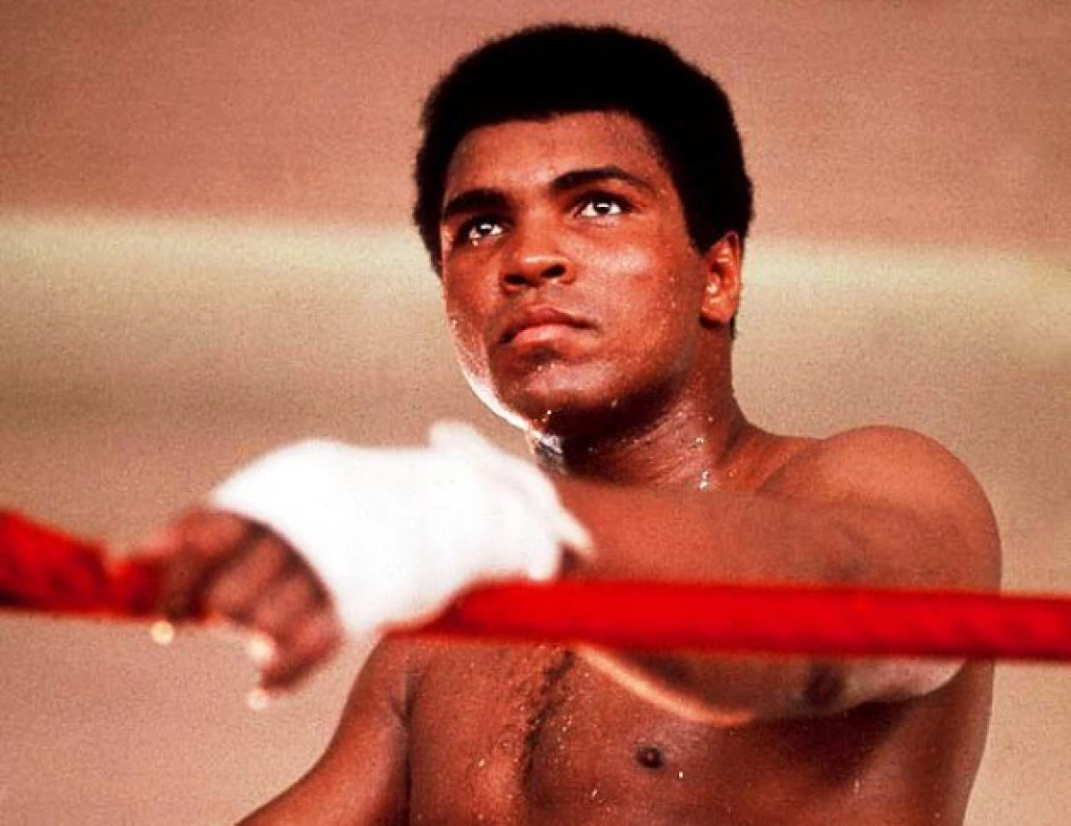 A ÎNCETAT DIN VIAŢĂ LEGENDARUL BOXER MUHAMMAD ALI