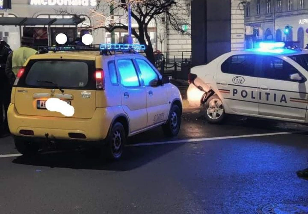 A intrat, beat, cu autoturismul în mașina poliției, chiar în fața Primăriei, de Revelion