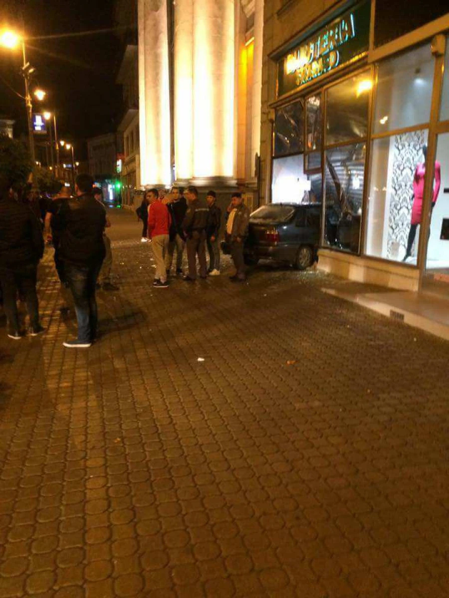 A intrat cu maşina într-o bijuterie din centrul Aradului
