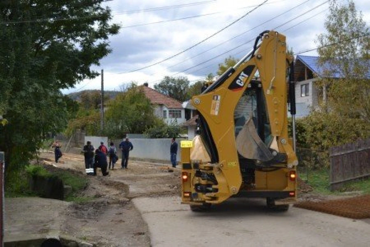 A intrat cu mașina într-un buldoexcavator, condus de un șofer beat