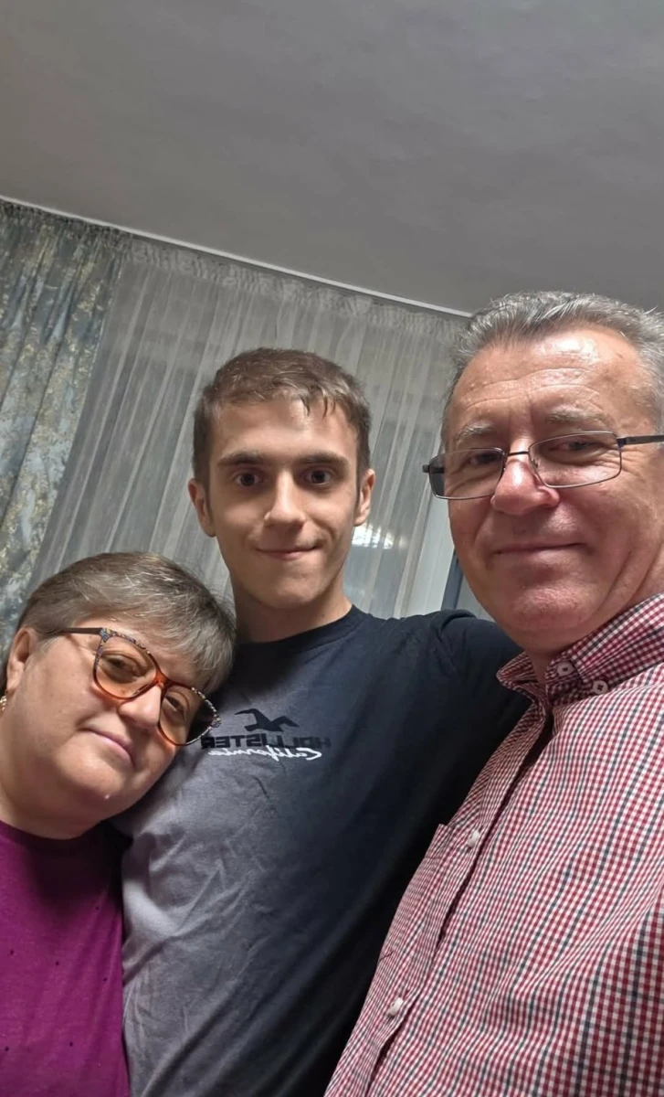 A învins cancerul la 14 ani. Astăzi, Bogdan luptă din nou pentru șansa la o viață normală
