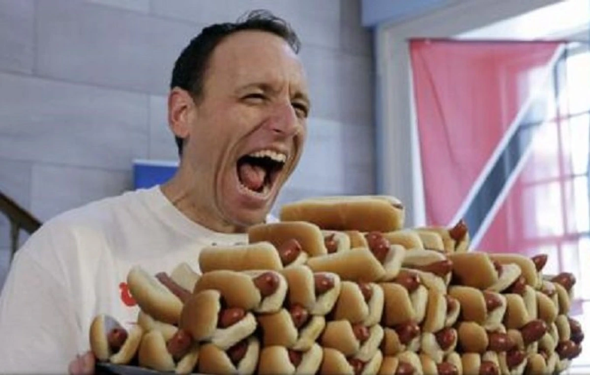 A mâncat 72 de hotdogi în doar 10 minute