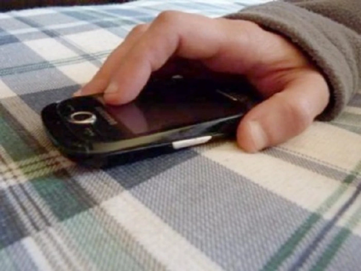 A mers în vizită și a plecat cu telefonul gazdei. S-a ales cu dosar penal