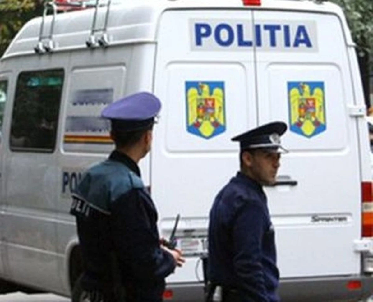 A SUSTRAS MAI MULTE BUNURI DINTR-UN IMOBIL, DAR A FOST PRINS DE POLITISTI