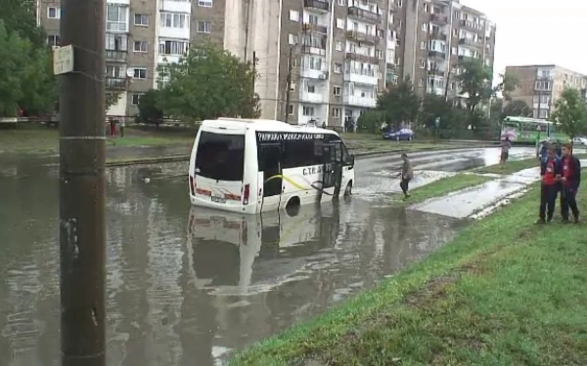 A VENIT PLOAIA, AU VENIT ȘI PROBLEMELE! INTERVENȚII PE MAI MULTE STRĂZI DIN MUNICIPIU