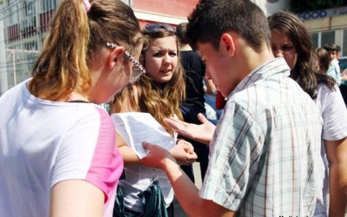 ABSOLVENTII CARE AU LUAT 10 LA BAC SI EVALUAREA NATIONALA VOR FI PREMIATI DE GUVERN