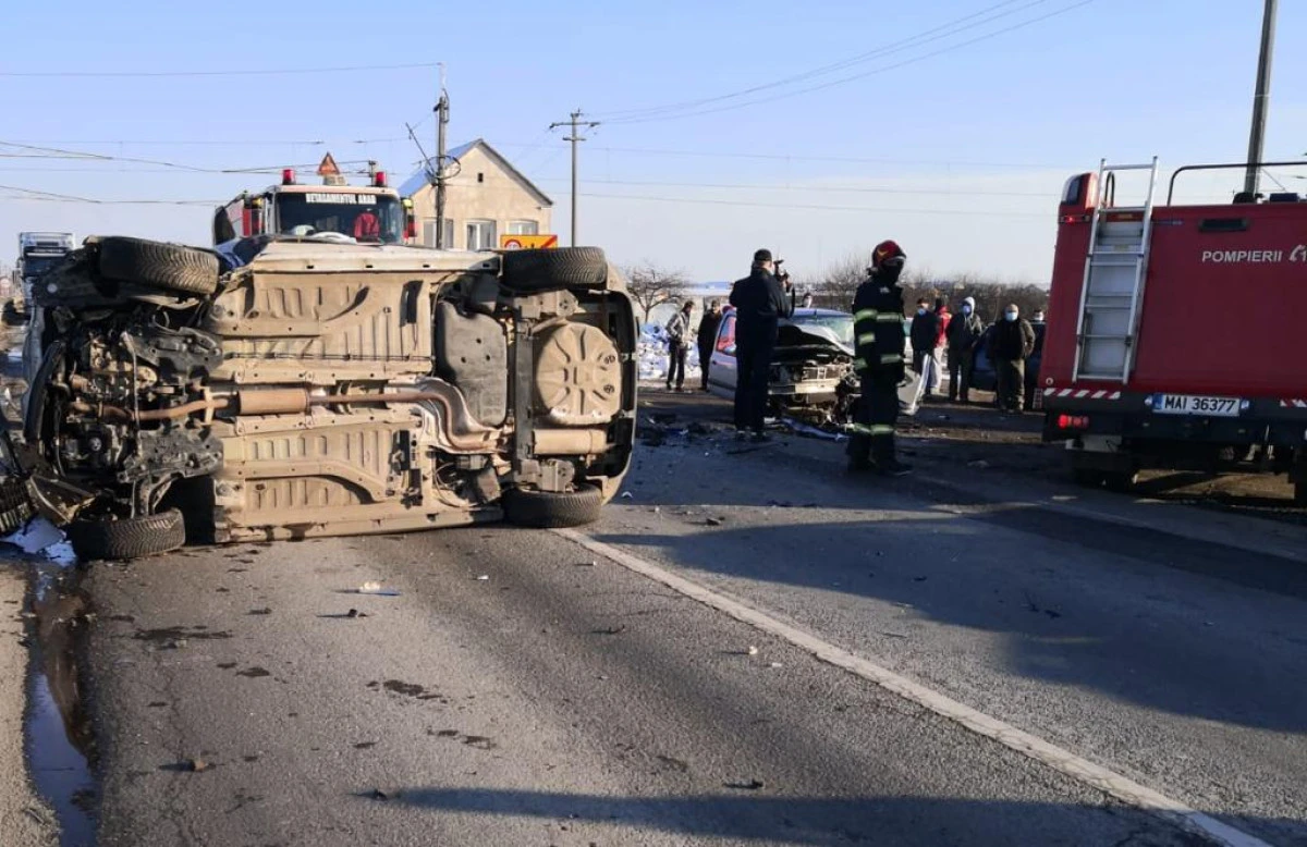 Accident cu cinci morți și alte trei victime în comă, după ce un microbuz s-a ciocnit cu un TIR la Teleorman