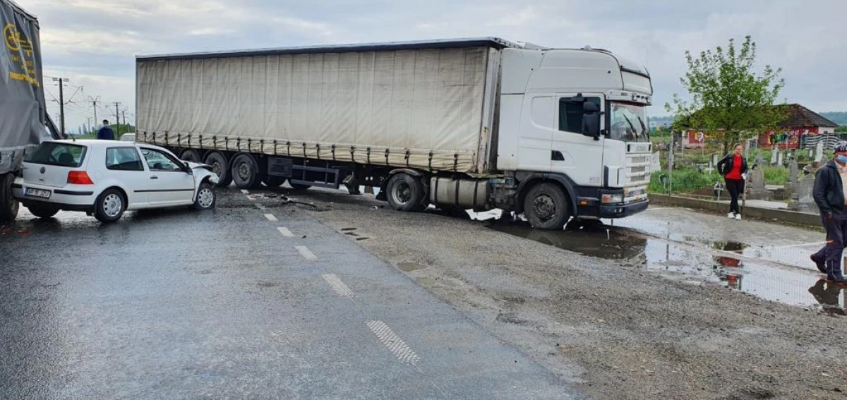 Accident cu două TIR-uri implicate, pe DN 7