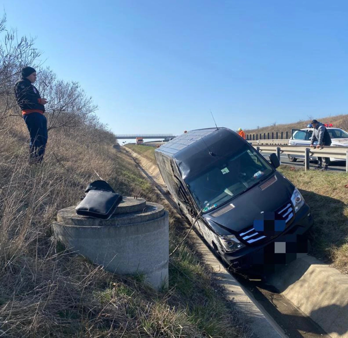 Accident cu două victime pe A1, după ce un microbuz s-a răsturnat