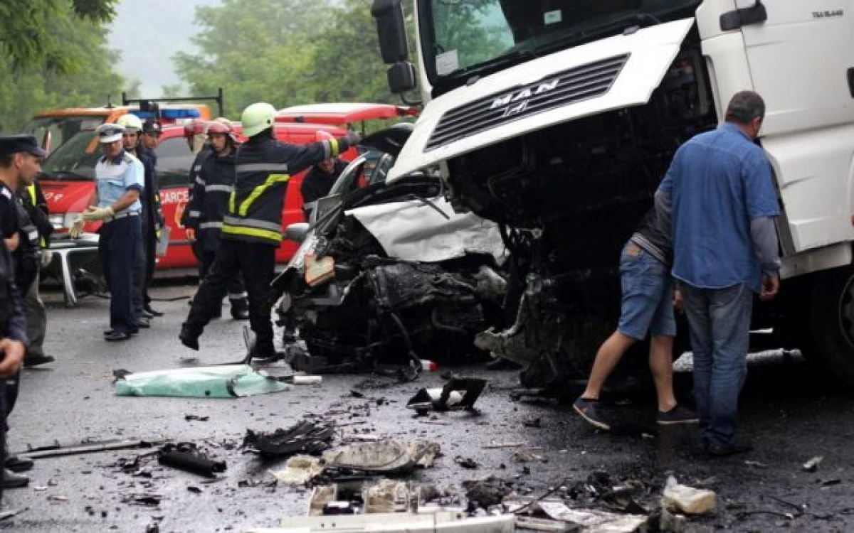 ACCIDENT CUMPLIT PE DN 7. SASE PERSOANE AU DECEDAT, IAR UN COPIL ESTE IN STARE GRAVA