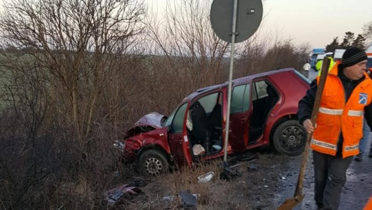 Accident grav în vestul țării. Doi morți şi 5 răniți, după ce două mașini s-au ciocnit frontal