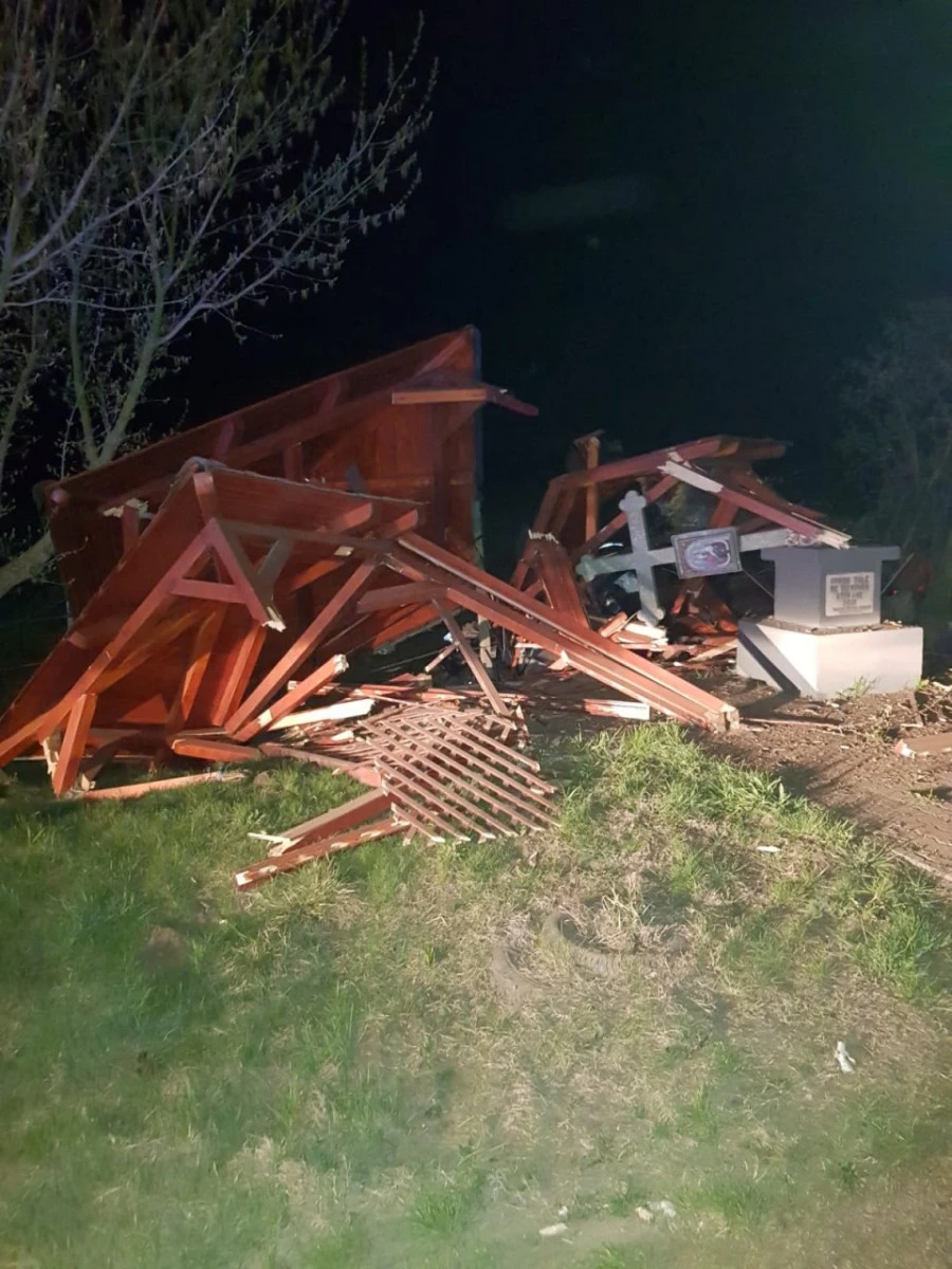 Accident grav la Felnac! Troița de la intrarea în localitate a fost făcută praf