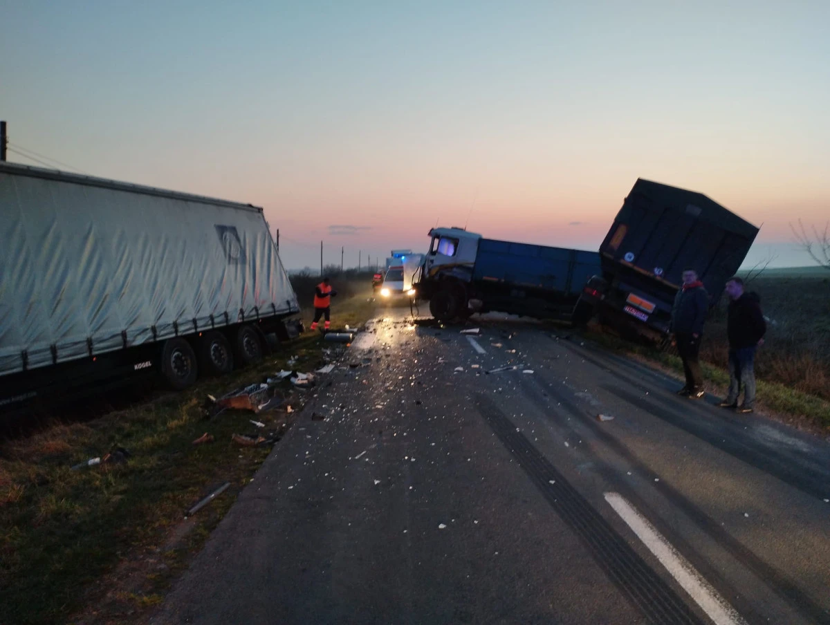 Accident grav la ieșirea din comuna Secusigiu. Două persoane au fost rănite