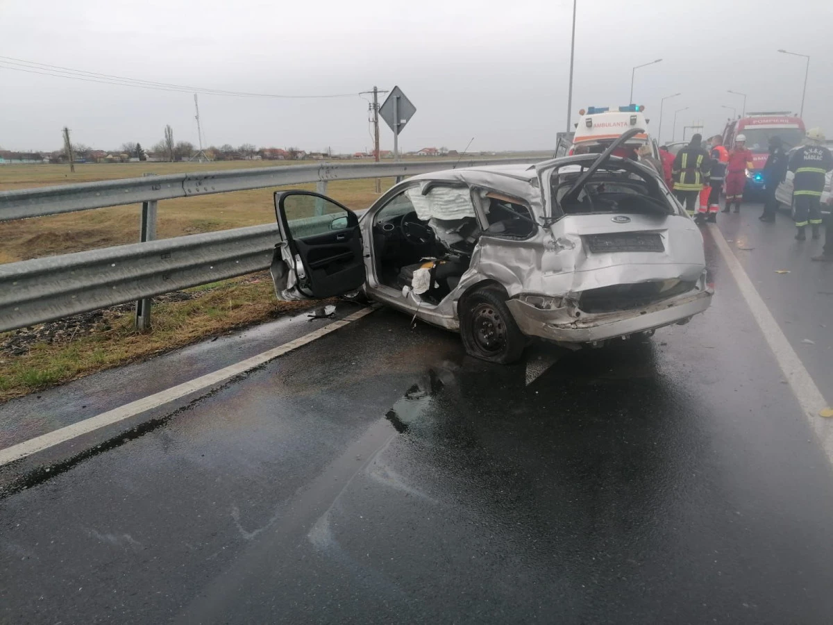 Accident grav la Nădlac. O persoană a rămas încarcerată
