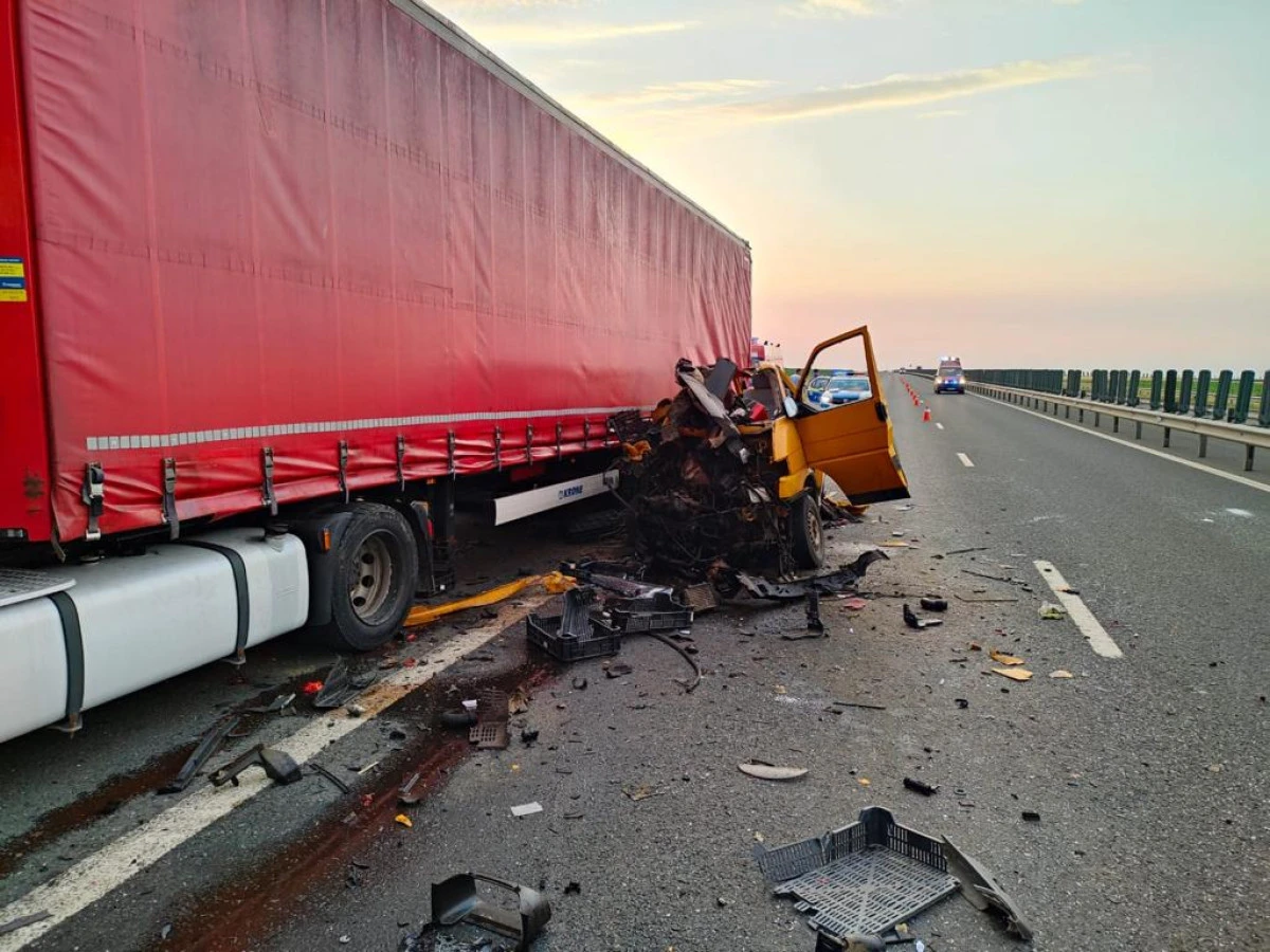 Accident grav pe A1, aproape de PTF Nădlac II: un microbuz a intrat într-un TIR care aștepta să intre în vamă