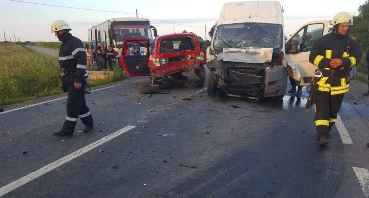 Accident grav pe Arad - Oradea. 11 persoane au ajuns în spital