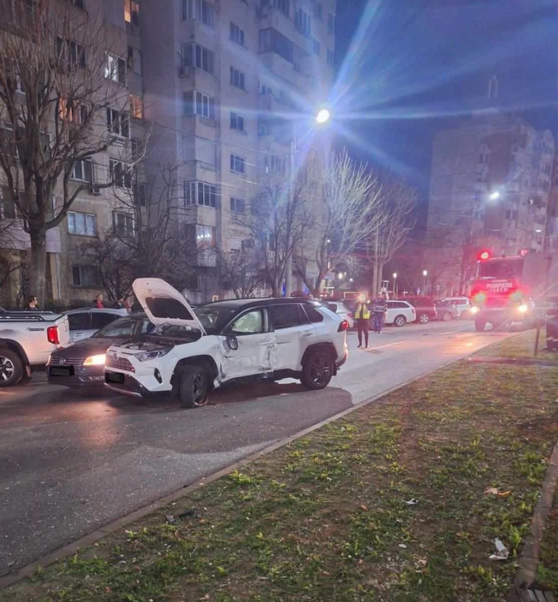Accident grav pe Calea Aurel Vlaicu. Două persoane au ajuns la spital