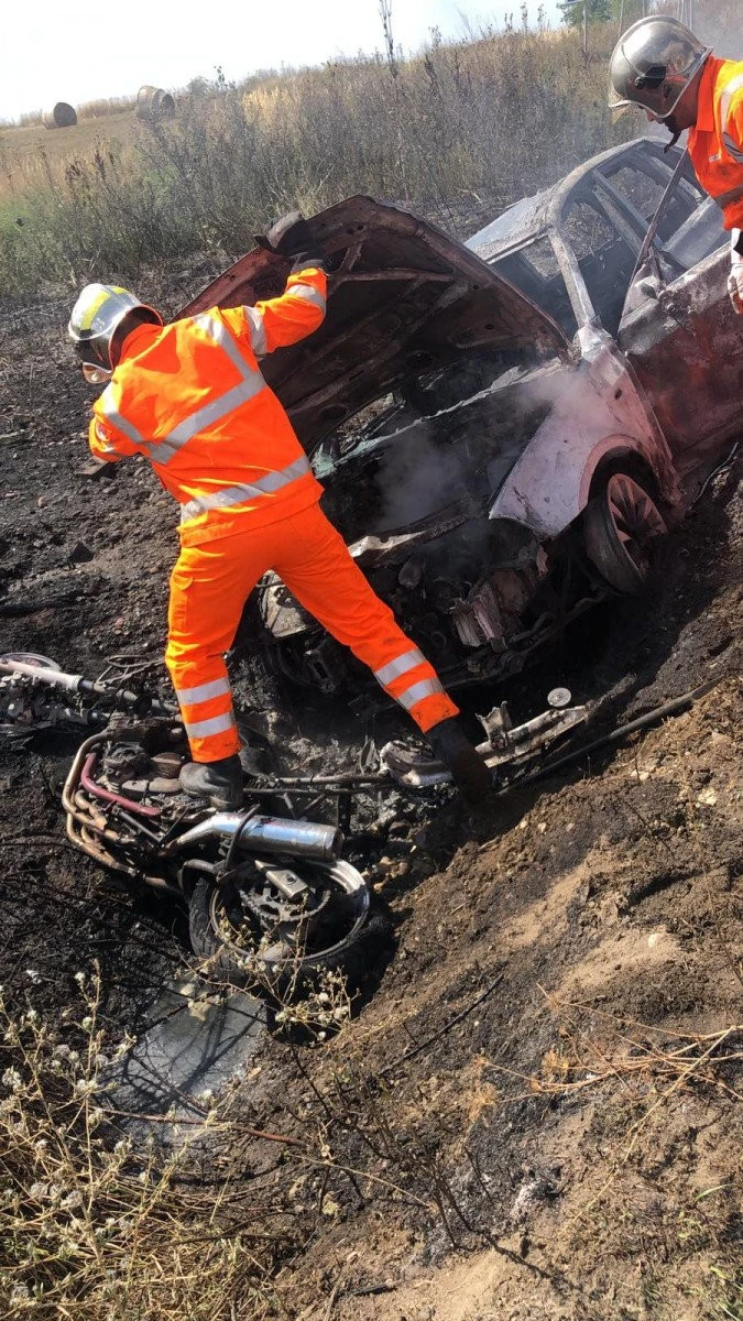 Accident grav pe DJ 682. O mașină a luat foc, iar un motociclist a ajuns în stare gravă la spital