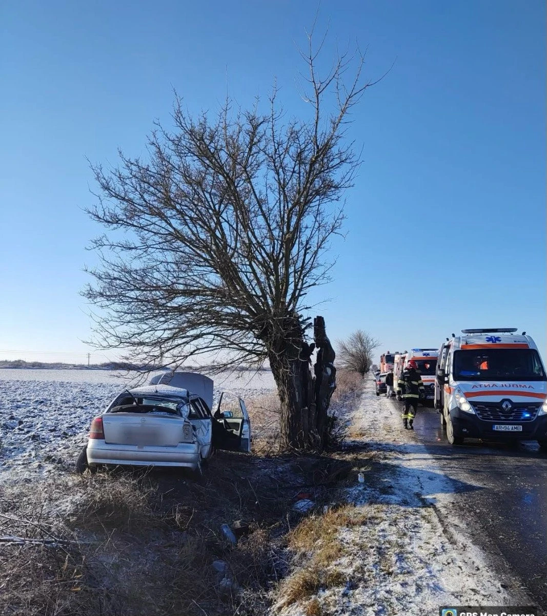 Accident grav pe drumul Sântana-Zimandu Nou. Două femei au ajuns la spital
