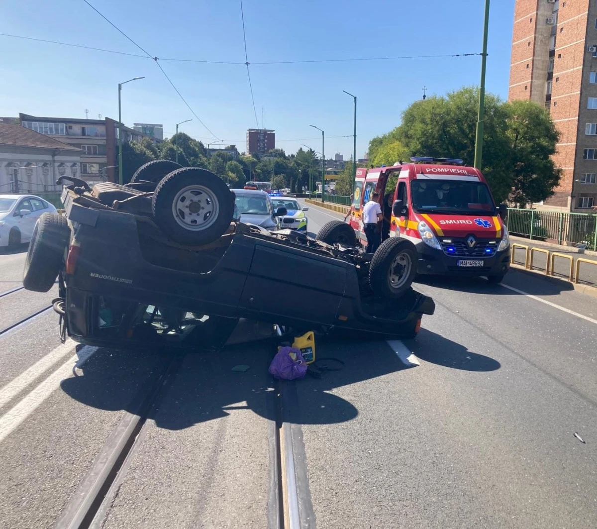 Accident grav pe strada Petru Rareș: mașină răsturnată, o persoană la spital