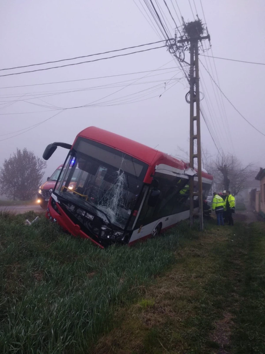 Accident în Arad: Un autobuz a lovit două autoturisme şi un stâlp; două persoane au fost rănite