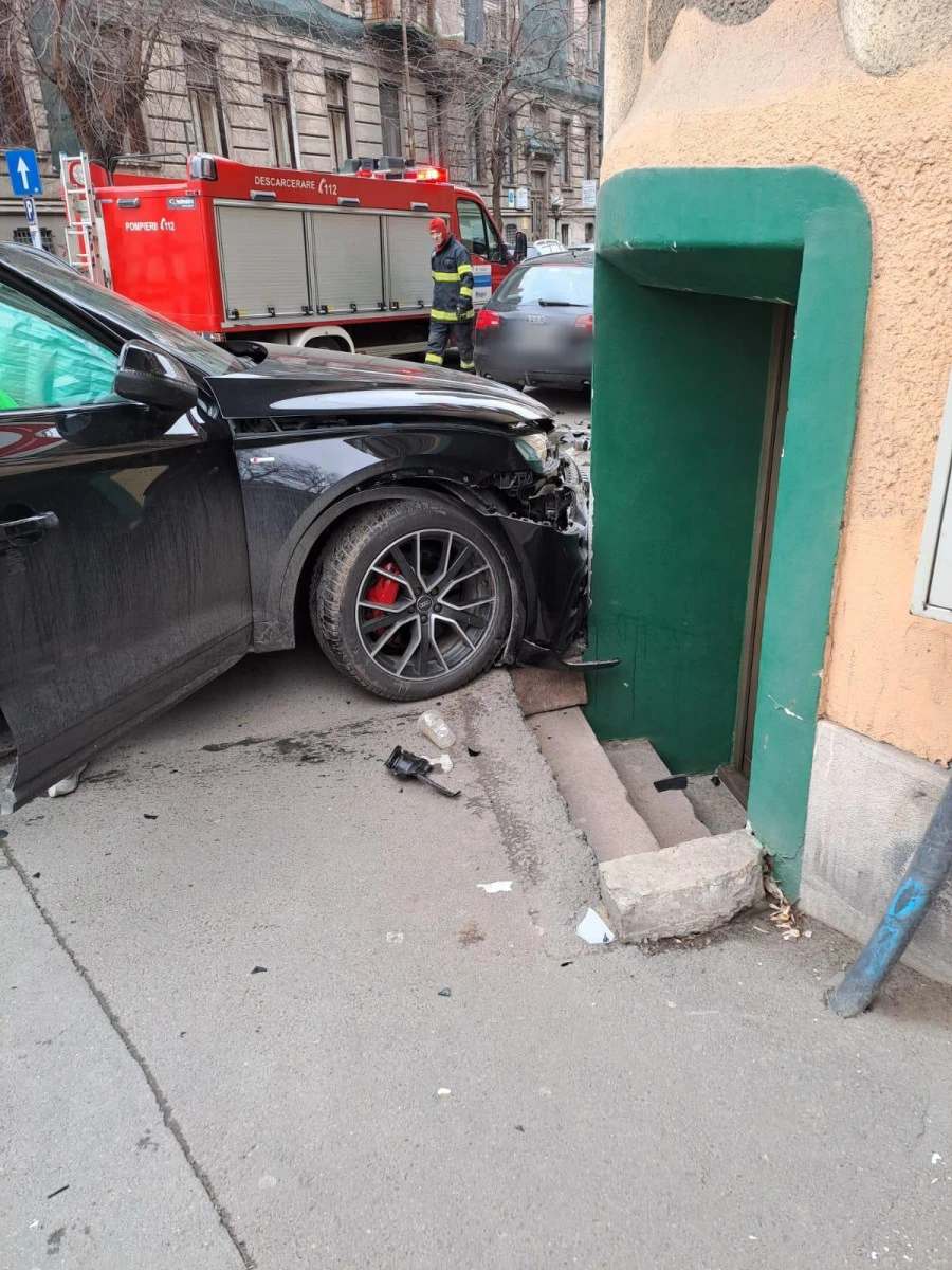 Accident în centrul Aradului. Două autoturisme au fost avariate