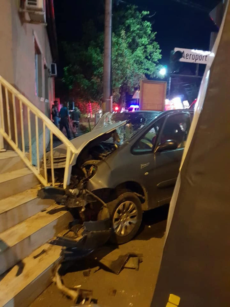 Accident în fața Poliției Rutiere. Doi șoferi au fost răniți