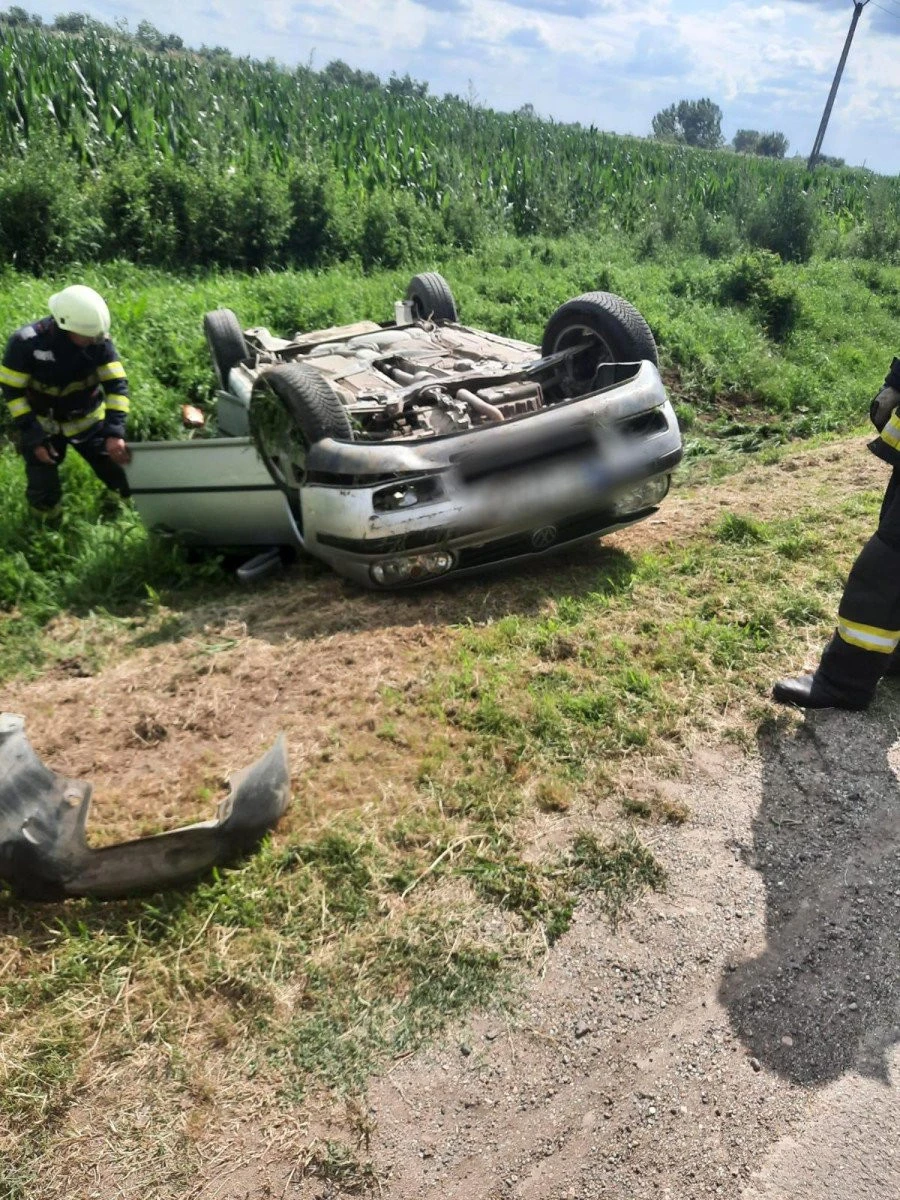 Accident în Ineu. O femeie și trei minori au fost răniți