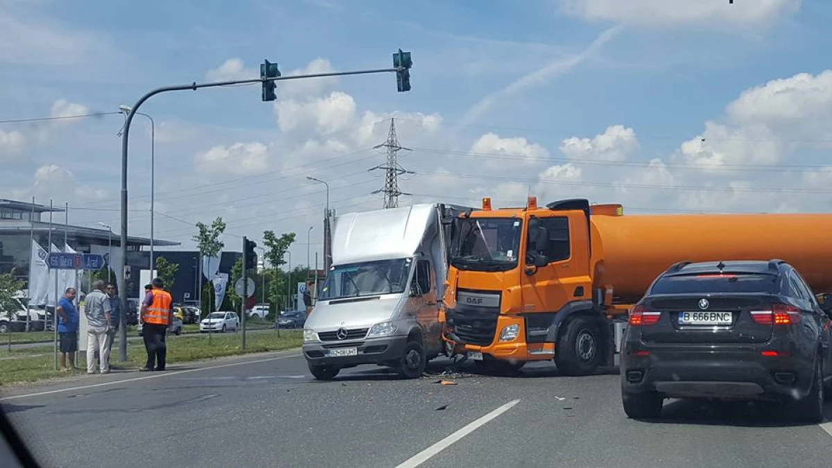 Accident în Micălaca! O cisternă încărcată a lovit un Mercedes