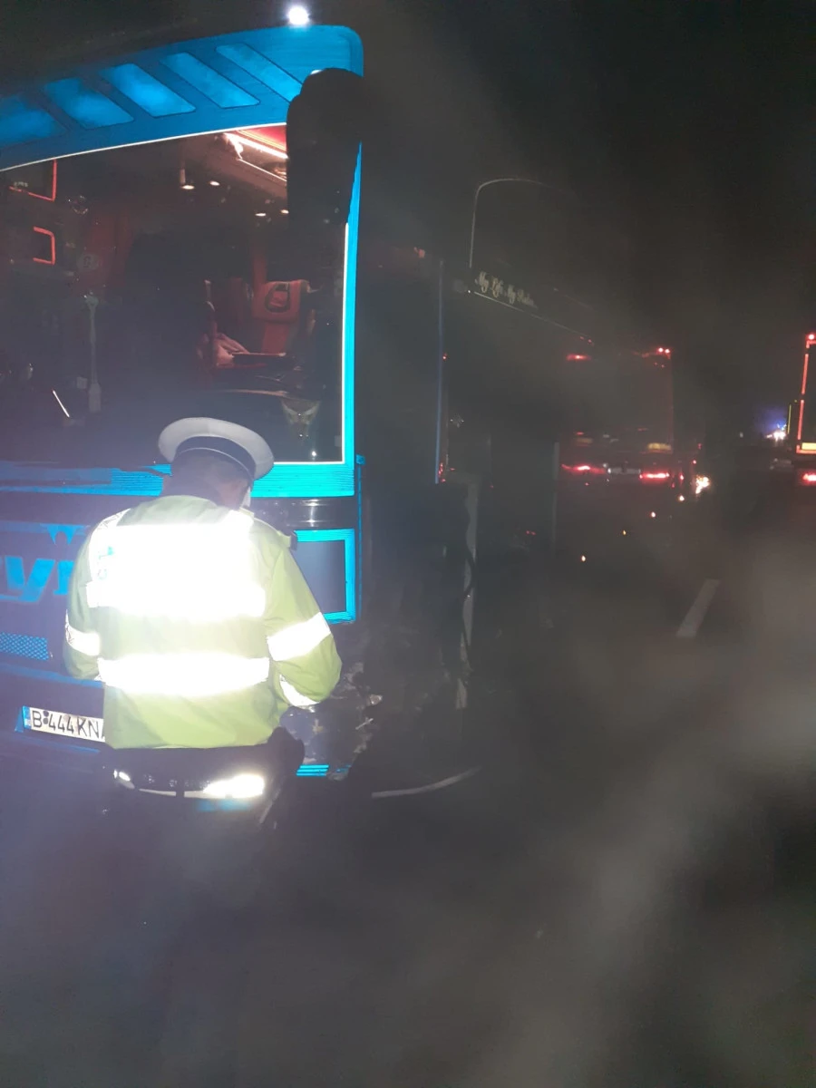 Accident între un autocar plin de pasageri și o mașină, pe DN7