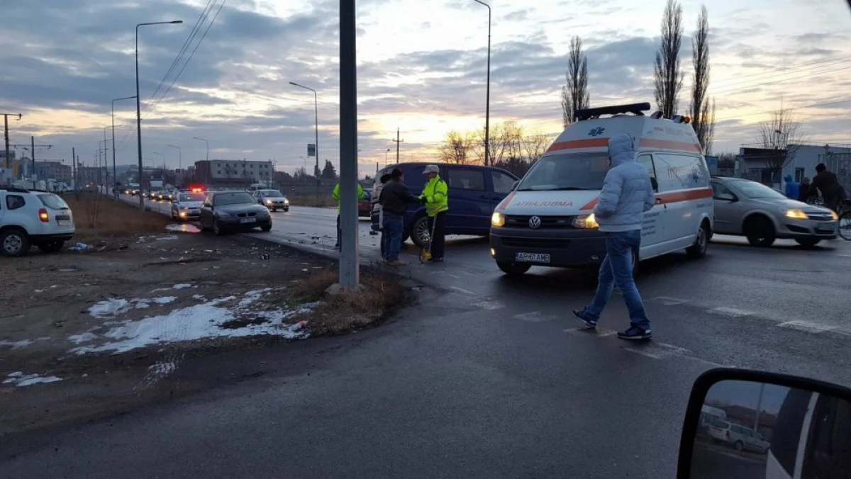 Accident, între un Mercedes şi o Dacie, în faţă la RAR