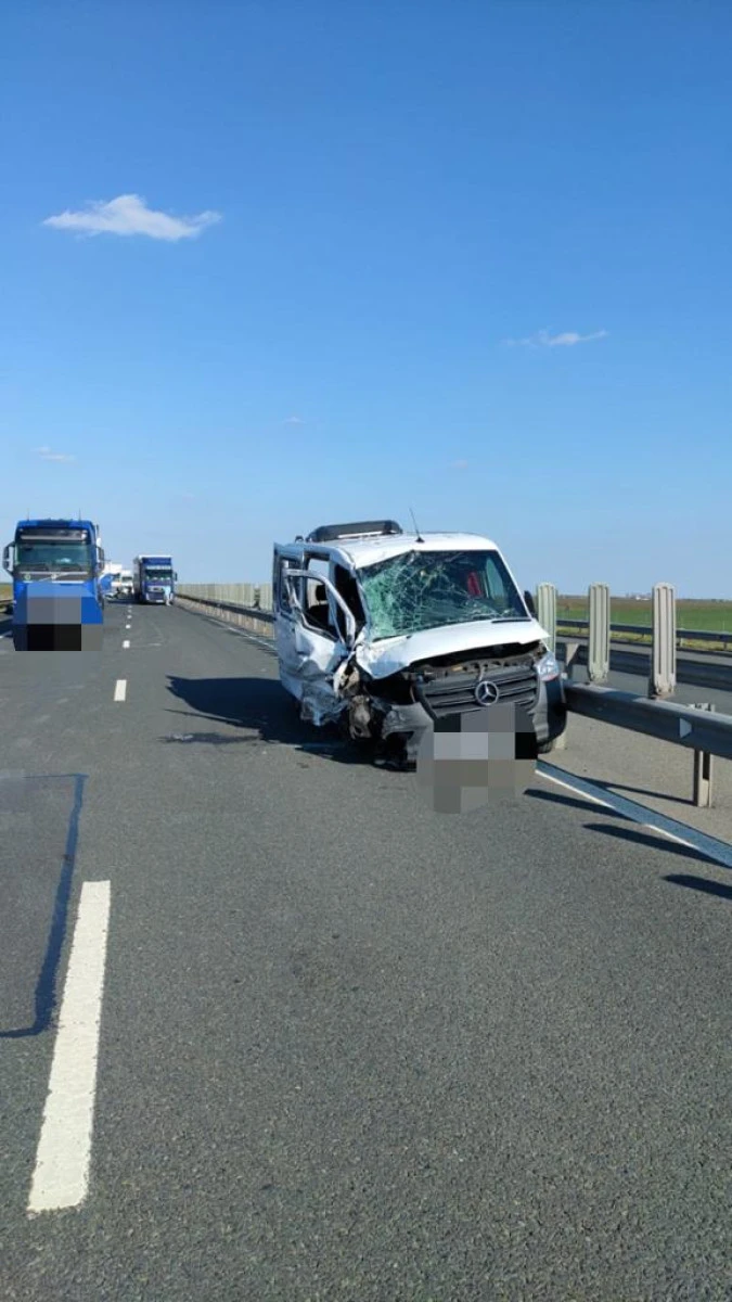 Accident între un microbuz și un ansamblu rutier, pe A1