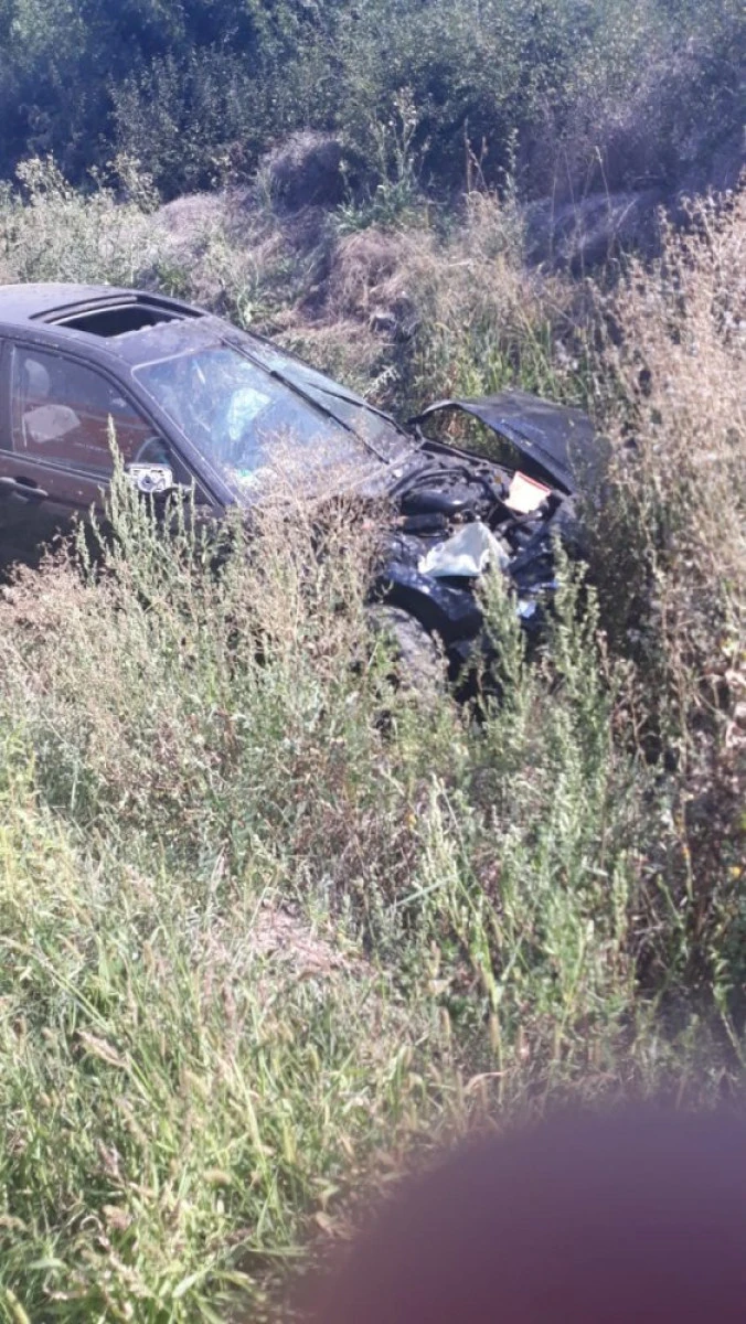 Accident la Ineu. O persoană a rămas blocată sub mașină